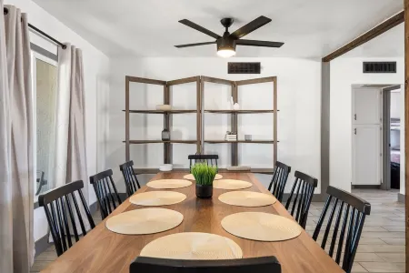 Home in the Heart of Glendale Отели рядом с достопримечательностью «Университет Аризона Крисчен»