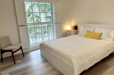 Key Biscayne 2 bedrooms sleeps 4 walk 2 beach shops