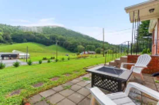 Country Setting.  City Convenience. Hot Tub