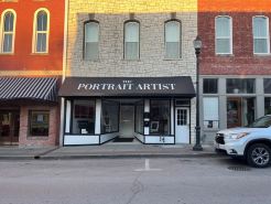 Cozy studio in enchanting downtown Warrensburg with full kitchen, AC, WiFi