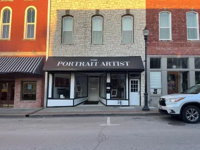 Cozy studio in enchanting downtown Warrensburg with full kitchen, AC, WiFi Hotels in 