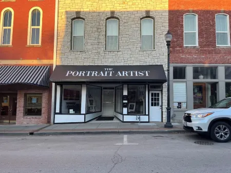 Cozy studio in enchanting downtown Warrensburg with full kitchen, AC, WiFi Отели в г. Johnson County