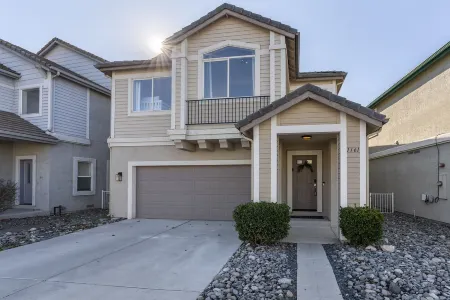 Modern Marina Lake Home with Amazing Views Отели в г. Спаркс