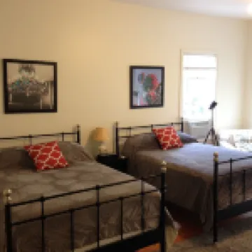 Historic Downtown Bristol Apartment