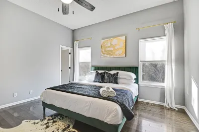 Clean and Chic Home In Overland Park Hotels near Colonial Village