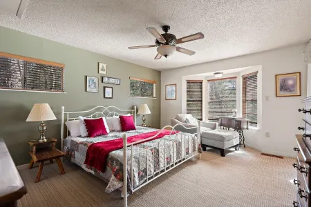 22 miles to Round Top, 3/2 w/ trailer parking, relaxing cozy cabin w/ lake, wifi