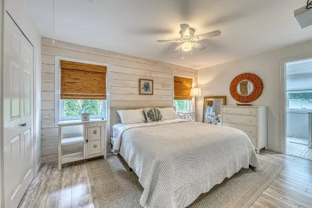 Chic modern beach cottage with heated pool Отели в г. Саутгемптон