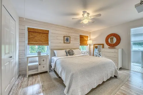 Chic modern beach cottage with heated pool Hotels in Southampton