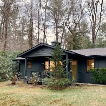 IN TOWN! 2 Blocks From Main Street. 2 Bedrooms/2 Baths. Free WiFi. Sleeps 4.