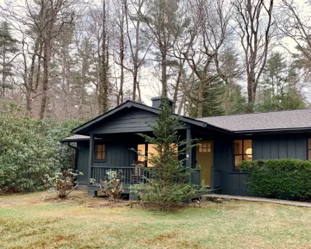 IN TOWN! 2 Blocks From Main Street. 2 Bedrooms/2 Baths. Free WiFi. Sleeps 4. Hotels in Highlands