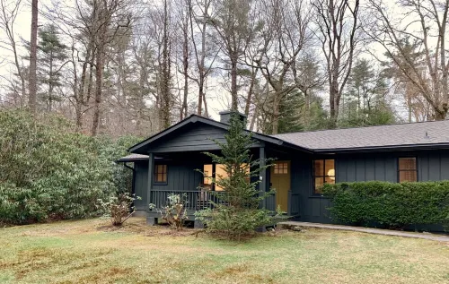 IN TOWN! 2 Blocks From Main Street. 2 Bedrooms/2 Baths. Free WiFi. Sleeps 4.