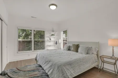 Downtown Modern and Luxurious 3 BD/ 3.5 BA Townhouse