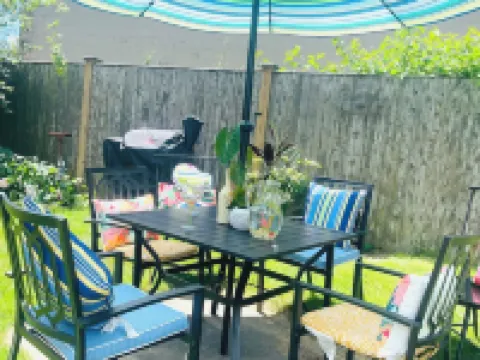 Funky and cozy home ! A little bit of everything for everyone. 阿靈頓酒店