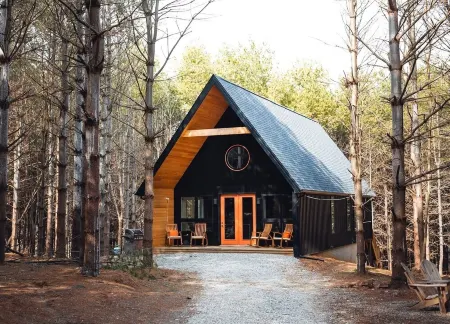 Family Fave : Secluded : Conversation Pit : Kids' Fort : Hot Tub : Trails