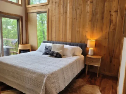 THE VIEWS! Minutes from Garden of the Gods, Shawnee with Highland cows & a pool!