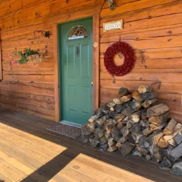 Dream cabin w/ stunning views near hot springs & town!