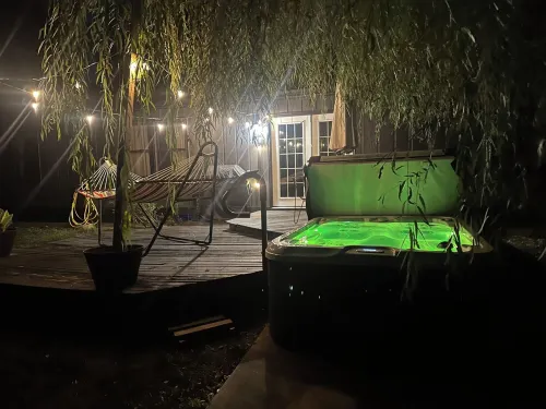 Fishers Getaway • Hot Tub • Walk to Dining • Pets Welcome