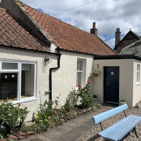No50 - one bedroom cottage, south facing courtyard in Crail. Отели в г. Крейл