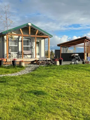 Lakeside Cabin.  Perfect for an Individual or a Couple. Hot Tub. Pet friendly.