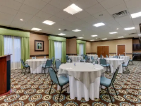 แฮมป์ตัน อินน์แอนด์สวีทส์ สวอนโบโร ใกล้แคมป์เลเจิร์น โรงแรมในOnslow County