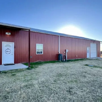Barndominium on Gorgeous Ranch! Отели в г. Макклейн Каунти