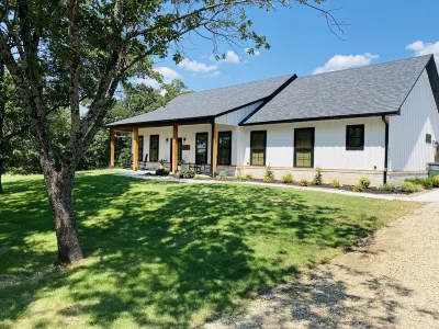 “Lake Escape”- Lake House @ Lake of Arbuckle’s Hotels near Cross Bar Ranch Off-road Park