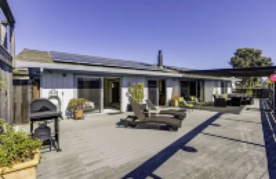 Waterfront Home with King Bed, Spacious, Clean, Pet Friendly. Near SF, Napa