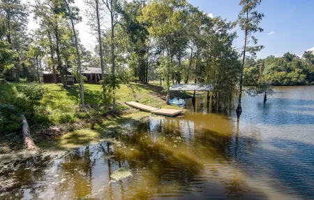 The only VRBO on the North end of Toledo Bend. Cabin with lakefront access