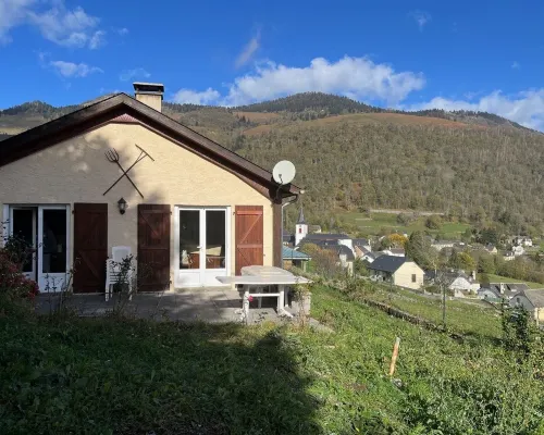 SINGLE-STOREY SHEEPFOLD IN A SMALL MOUNTAIN VILLAGE IN OSSAU WITH JACUZZI Hôtels à : Bilhères