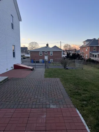 Cozy Gorgeous with a back yard and parking pet friendly on the heart of Waltham Отели рядом со станцией Брендейс / Робертс