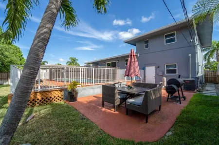 "Palm Estate" - Spacious 3 bed, 3 bath, 2 story single family home with pool