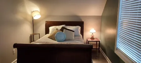 Eclectic Apartment- 2-4 friends- Family centered. Safe Neighborhood