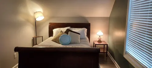 Eclectic Apartment- 2-4 friends- Family centered. Safe Neighborhood