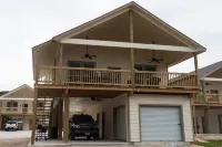 New Spacious 4 Bdr Home On The Guadalupe W/ Private River Entrance Hotel dekat Guadalupe River