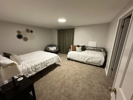 Updated, cozy private basement suite - 25 min to skiing