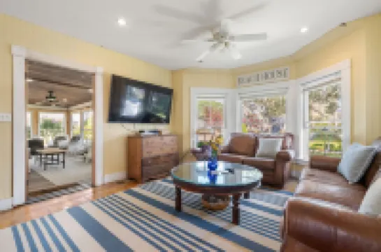 6-bedroom Oasis house in Onset w/ HUGE backyard, Firepit, Wifi, & work desk