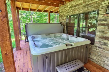 Whispering Trees Lodge , sleeps 10, 4 miles from Old Man's Cave