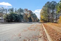 Charming Private Oasis - Close to Airport, Mall, and Downtown.