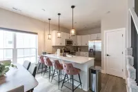 Stylish Pristine New Townhouse with porch and rooftop deck- 5 min from downtown!