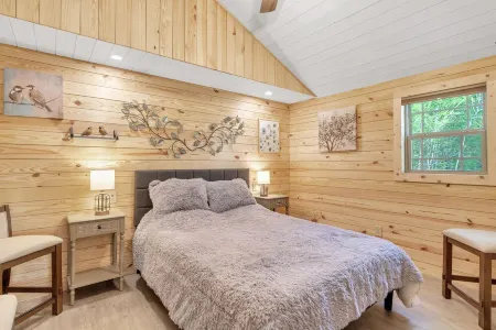 Lake View Nature Cabin at Bear Bluff Retreat