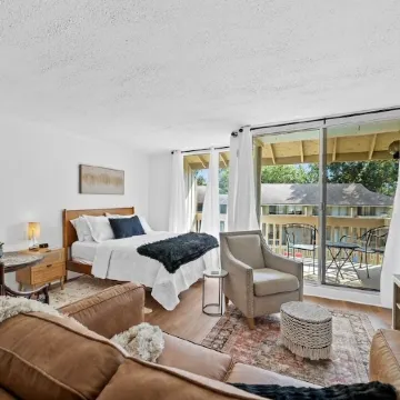 Bay Getaway, Cozy Studio Condominium in Daphne, AL - Sleeps 2 - Near Interstate