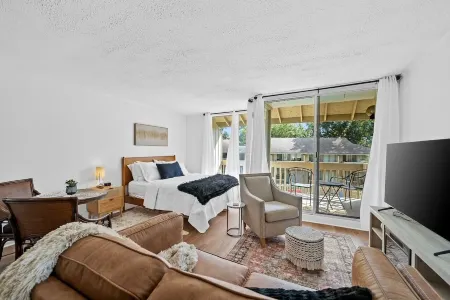 Bay Getaway, Cozy Studio Condominium in Daphne, AL - Sleeps 2 - Near Interstate