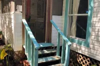 Boho Bungalow w/Private Side Porch in Downtown Bwk