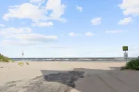 3 min walk to the beach! Arcade Games and Outdoor fun!
