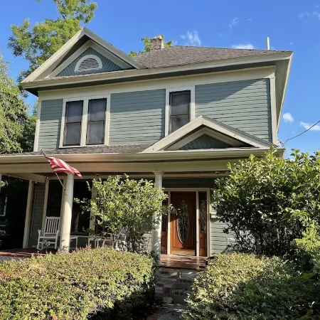 2/2 Apt downtown in restored historic home yr 1891