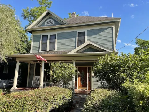 2/2 Apt downtown in restored historic home yr 1891