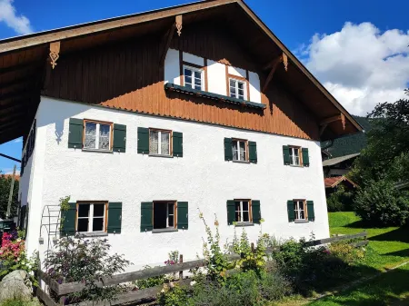 Vacation apartment in a farmhouse right on the edge of the Alps - near Neuschwanstein Castle Отели в г. Хальблех