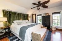 Charming 4-bedroom house steps from Pewaukee Lake Beach, shops & restaurants