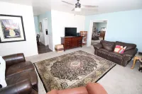 Jenks cozy home - Fenced yard - Dogs OK - Centrally Located Hotels in Jenks