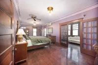 Victorian in downtown historic district. Large porches. Near lakes and trails. Sherman Center附近的飯店